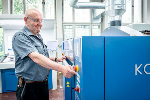 Bernd Eckhardt is delighted with the technical features of the Rapida 75 PRO.
