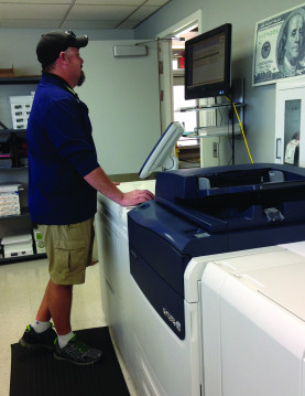 At the University of Southern Indiana&rsquo;s Creative and PrintServices department, Bill Forston runs a job on the XeroxVersant 180. The in-plant also has a Presstek 52DI offset press.&nbsp;