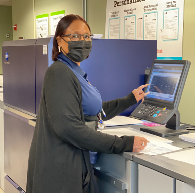 Laletrice Gavins-Litmon operates the in-plant&rsquo;s Konica Minolta AccurioPress C14000.
