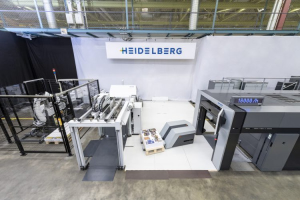 An unattended transport system moves the finished sheet pile to the Stahlfolder KH 82-P folding machine. This is also integrated via the Push to Stop concept and detects the next signature automatically by the printed barcode.
