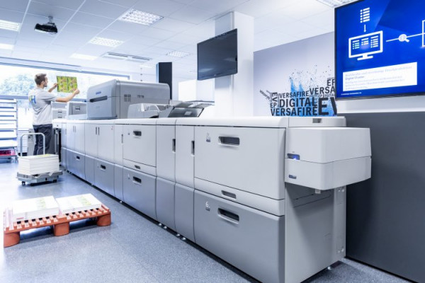 Thanks to the tried-and-tested Heidelberg Color Management system, the color space of the Versafire is used in such a way that the result is best matched to the offset printed sheet.