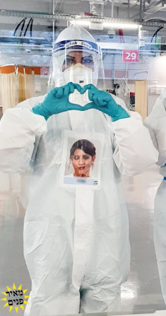 Personalized suits with photo stickers help medical staff identify each other for better teamwork.